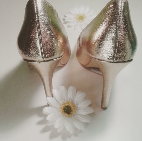 Mettalic Gold Heel Size 8 ⬇️$40 - Picture 7 of 8
